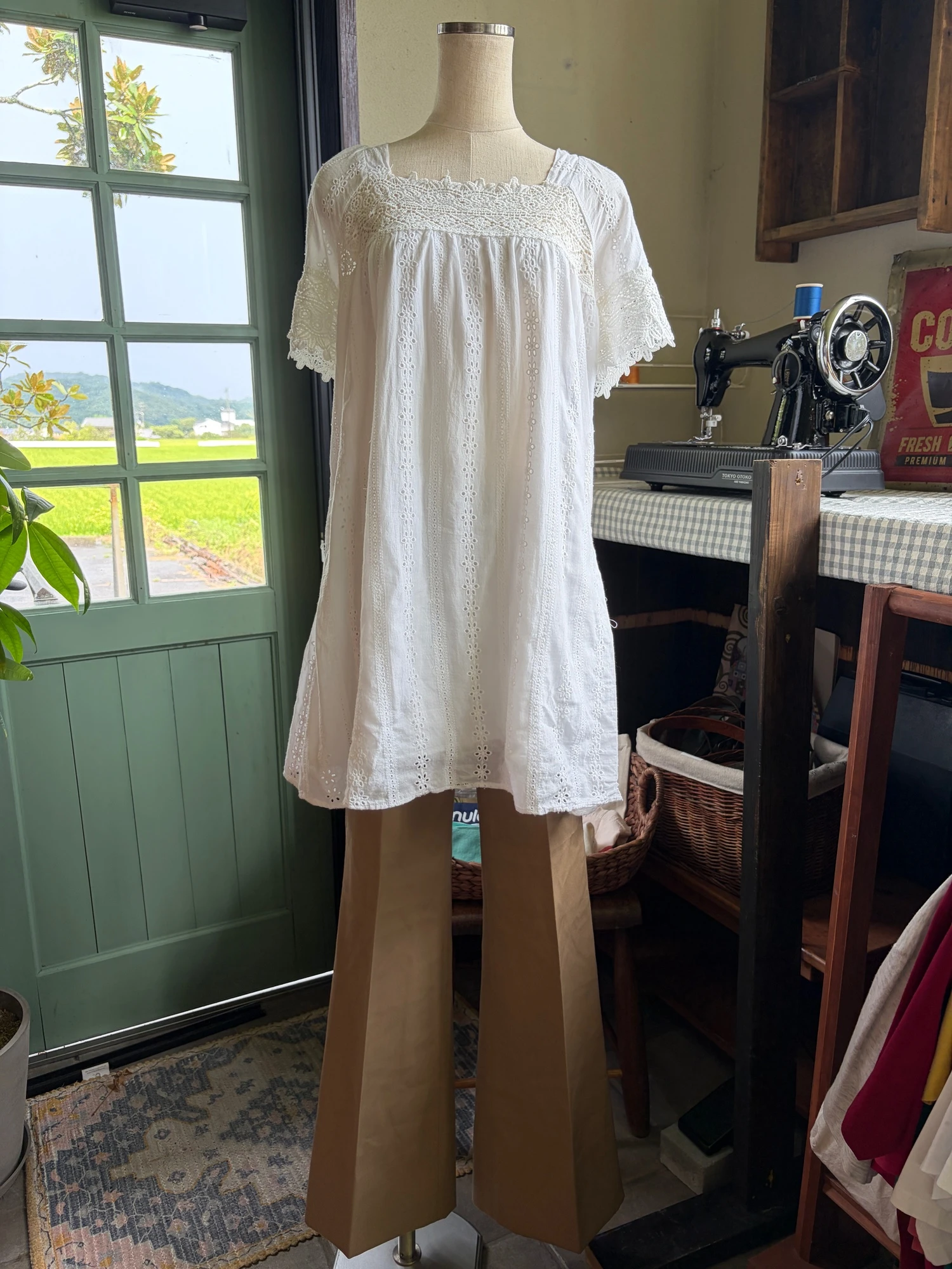 white cotton lace tops 10